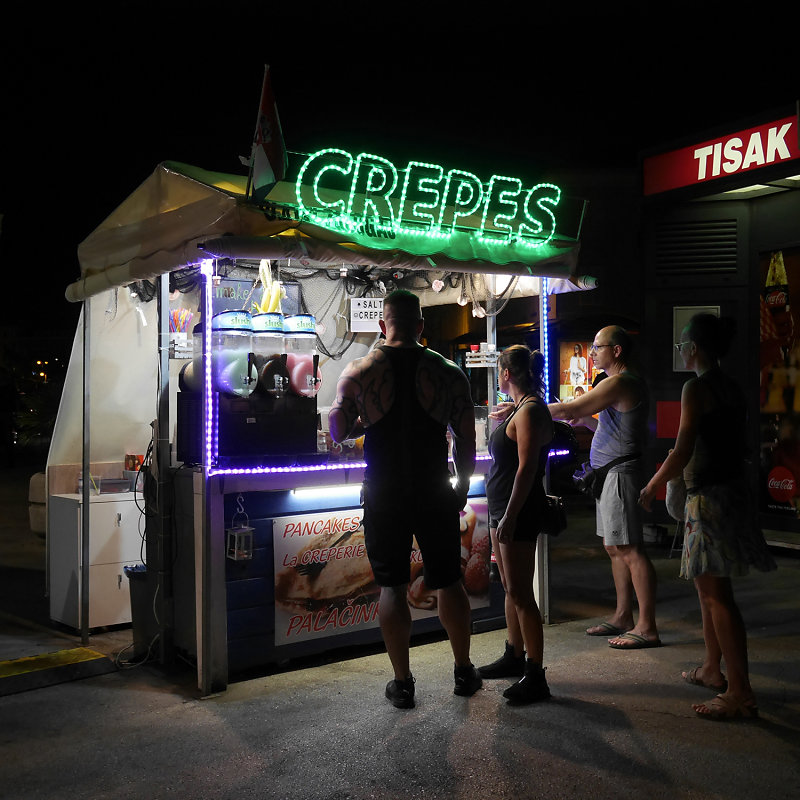 stand de crèpes éclairé dans la nuit avec homme bodybuildé, Split, Croatie, 2018